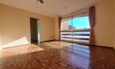 Venta Apartamento luminoso de 2 dormitorios en Centro Maldonado. 