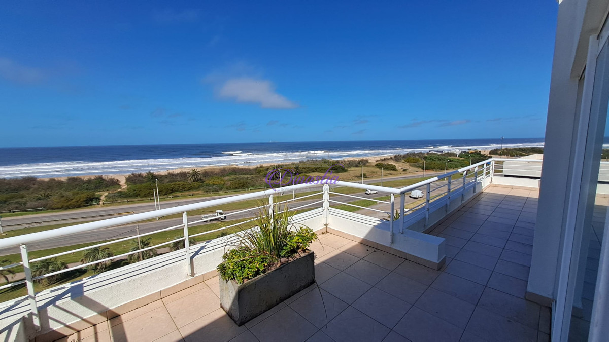 Apartamento ID.405 - Alquiler temporal Penthouse de 4 dormitorios en primera linea de Playa Brava, Punta del Este.