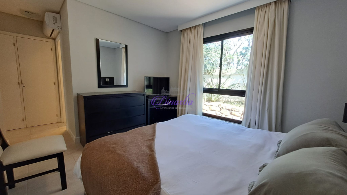 Apartamento ID.306 - Alquiler temporario Apartamento de 3 dormitorios en Playa Brava, Punta del Este.