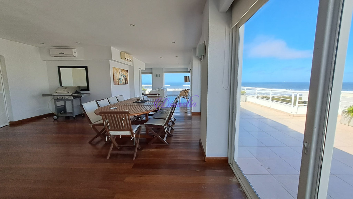 Apartamento ID.405 - Alquiler temporal Penthouse de 4 dormitorios en primera linea de Playa Brava, Punta del Este.