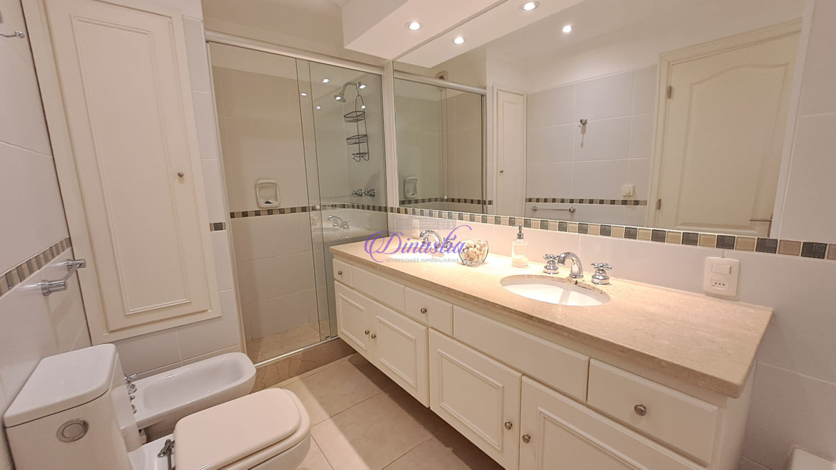 Apartamento ID.405 - Alquiler temporal Penthouse de 4 dormitorios en primera linea de Playa Brava, Punta del Este.