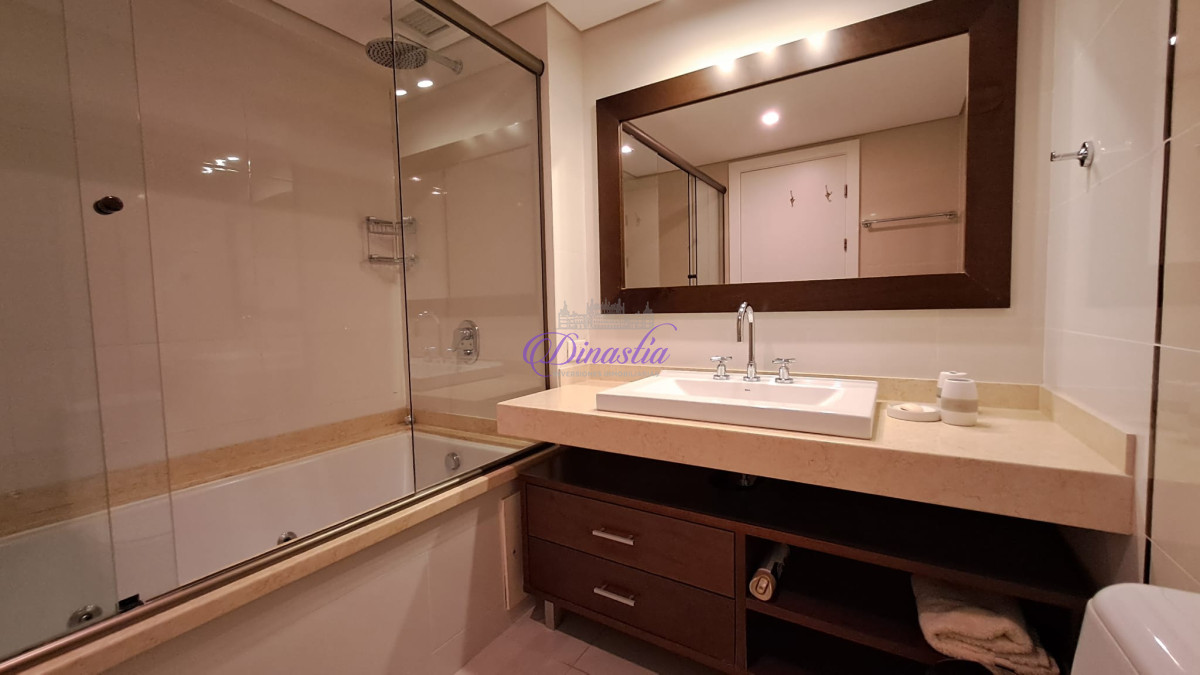 Apartamento ID.197 - Alquiler temporario Apartamento 2 dormitorios y dependencia en Playa Mansa, Punta del Este.
