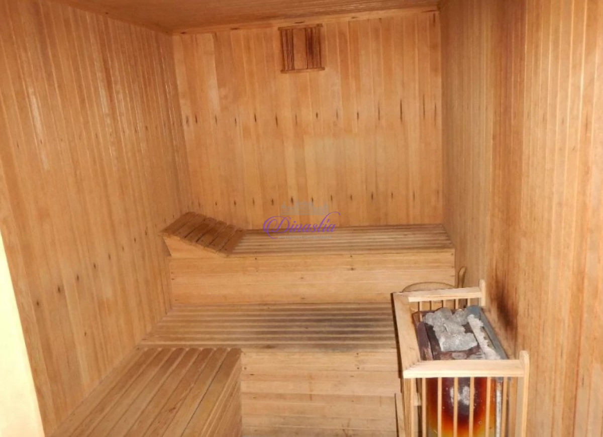 Apartamento ID.28 - Venta Apartamento de 3 dormitorios y dependencia en Playa Mansa, Punta del Este.