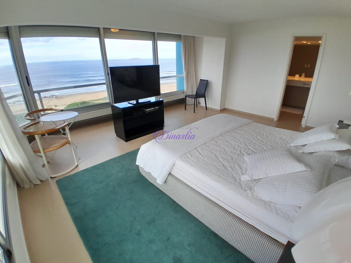 Apartamento ID.187 - Venta Apartamento 3 dorm y dependencia en Playa Brava, Punta del Este.