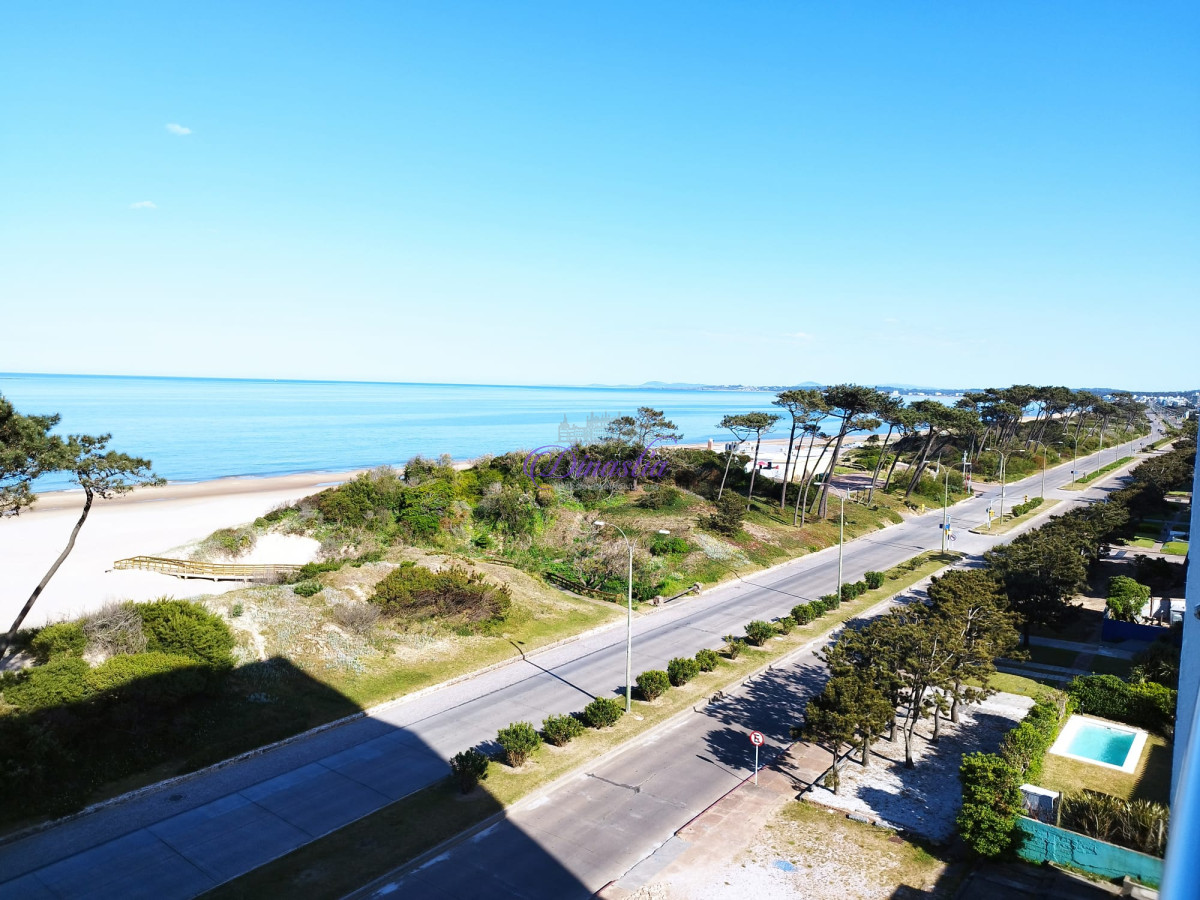 Apartamento ID.435 - Alquiler temporario Apartamento de 1 dormitorio frente al mar Playa Mansa, Punta del Este.