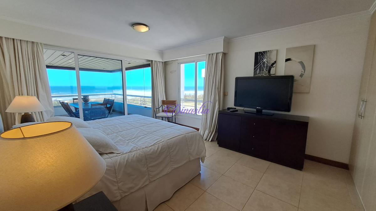 Apartamento ID.405 - Alquiler temporal Penthouse de 4 dormitorios en primera linea de Playa Brava, Punta del Este.