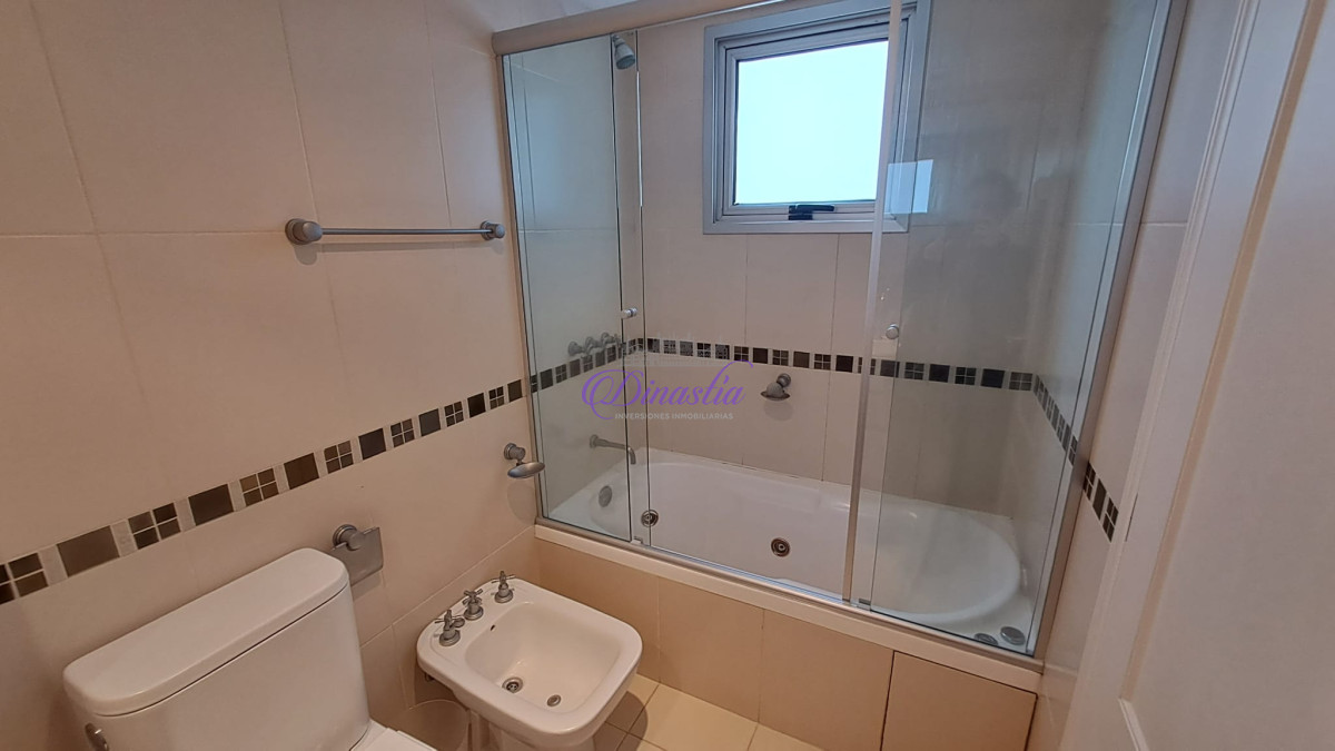 Apartamento ID.28 - Venta Apartamento de 3 dormitorios y dependencia en Playa Mansa, Punta del Este.