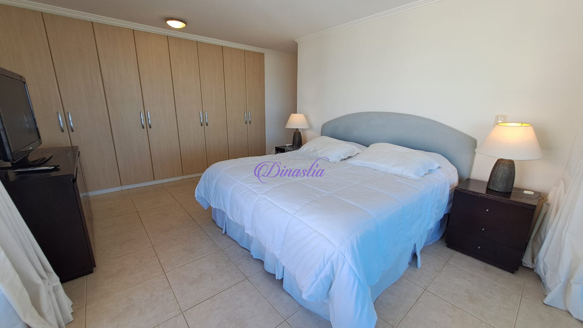 Apartamento ID.405 - Alquiler temporal Penthouse de 4 dormitorios en primera linea de Playa Brava, Punta del Este.