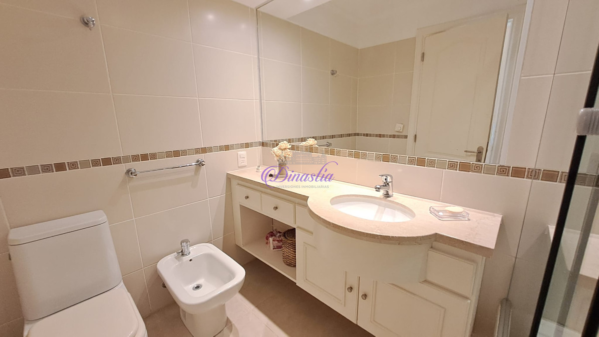 Apartamento ID.405 - Alquiler temporal Penthouse de 4 dormitorios en primera linea de Playa Brava, Punta del Este.