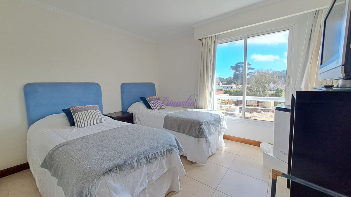 Apartamento ID.405 - Alquiler temporal Penthouse de 4 dormitorios en primera linea de Playa Brava, Punta del Este.