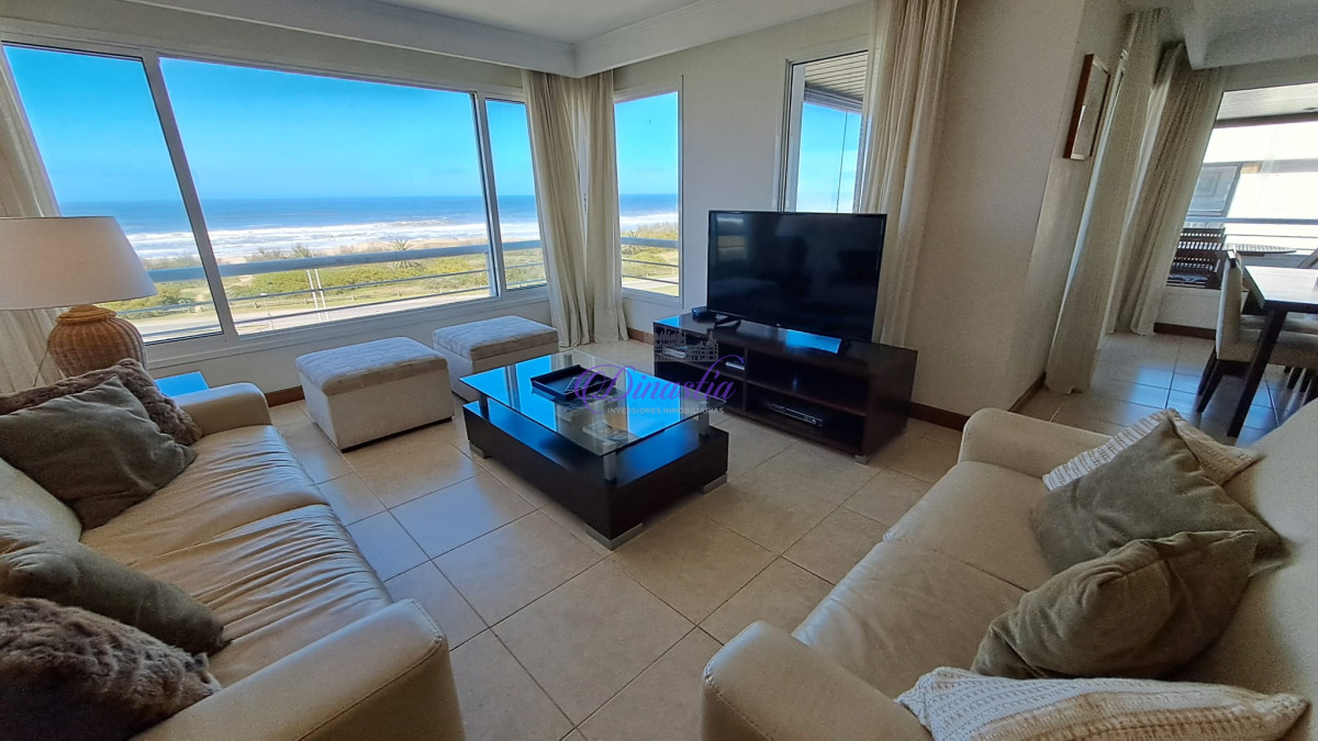Apartamento ID.405 - Alquiler temporal Penthouse de 4 dormitorios en primera linea de Playa Brava, Punta del Este.