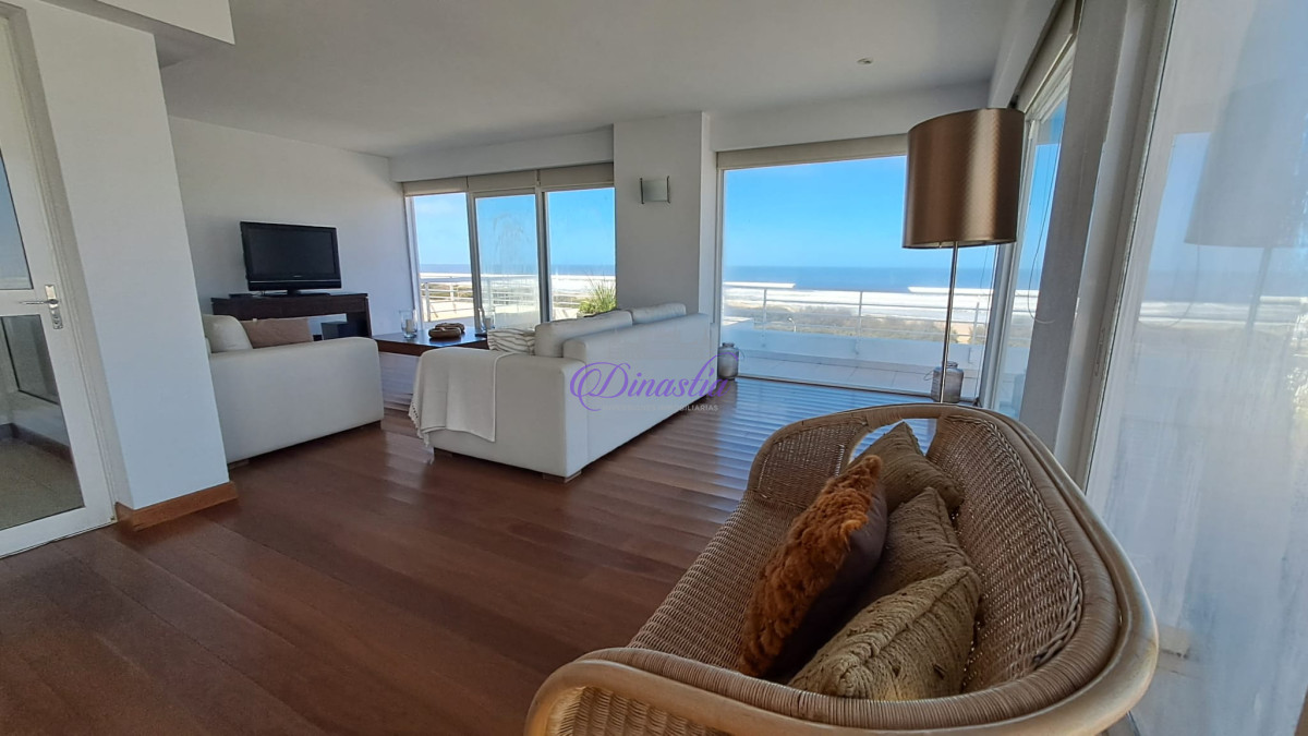Apartamento ID.405 - Alquiler temporal Penthouse de 4 dormitorios en primera linea de Playa Brava, Punta del Este.