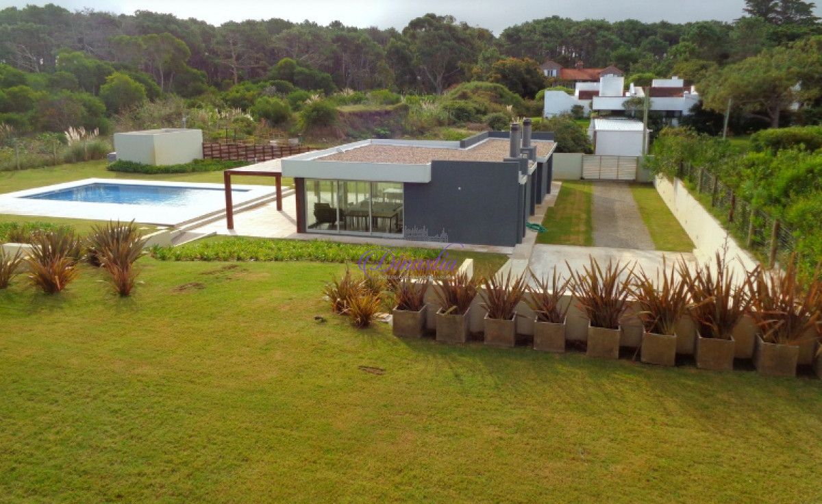 Apartamento ID.166 - Venta Apartamento a ESTRENAR de 2 y medio dormitorios en primera linea Playa Brava, Punta del Este.