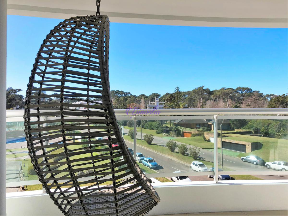 Apartamento ID.300 - Venta Apartamento 2 dormitorios y dependencia en Playa Mansa, Punta del Este.