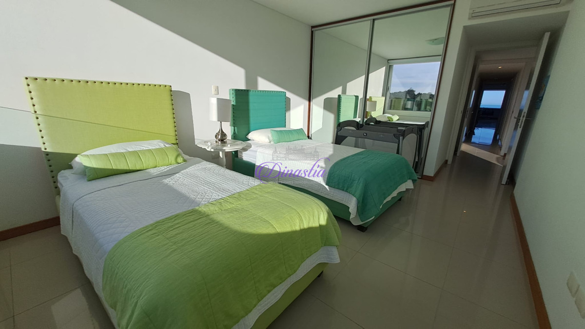 Apartamento ID.292 - Alquiler temporario Apartamento de 3 dormitorios y dependencia frente al mar Playa Brava, Punta del Este