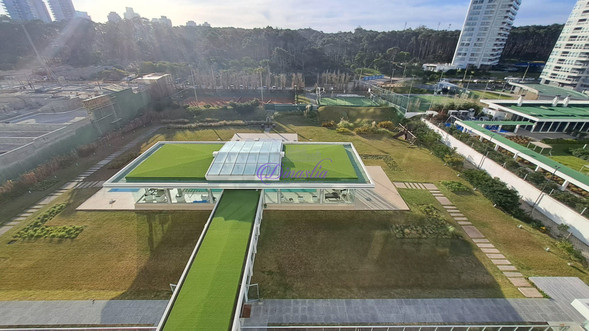 Apartamento ID.292 - Alquiler temporario Apartamento de 3 dormitorios y dependencia frente al mar Playa Brava, Punta del Este