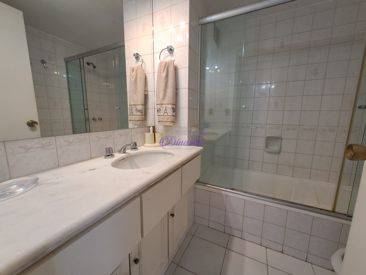 Apartamento ID.116 - Alquiler temporario Apartamento 2 dormitorios y medio en Península, Punta del Este.