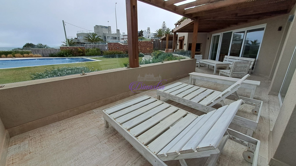 Apartamento ID.290 - Alquiler temporario Apartamento de 3 dormitorios frente al mar en La Barra, Maldonado