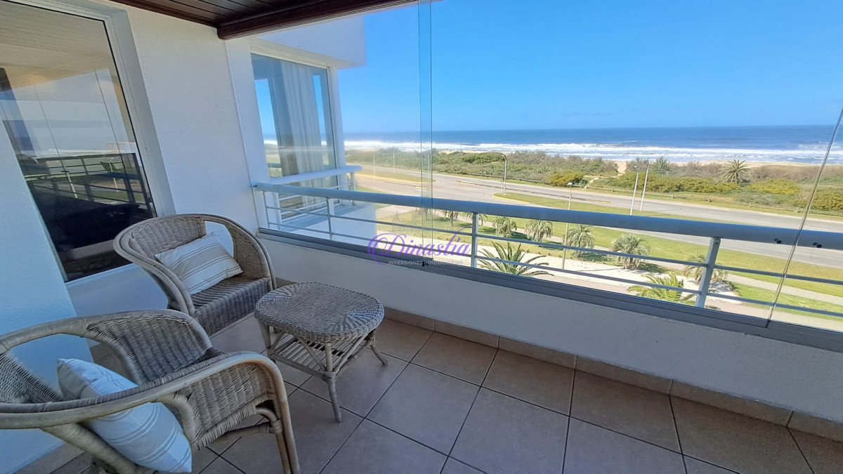 Apartamento ID.405 - Alquiler temporal Penthouse de 4 dormitorios en primera linea de Playa Brava, Punta del Este.