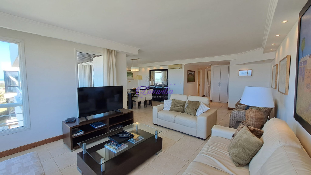 Apartamento ID.405 - Alquiler temporal Penthouse de 4 dormitorios en primera linea de Playa Brava, Punta del Este.