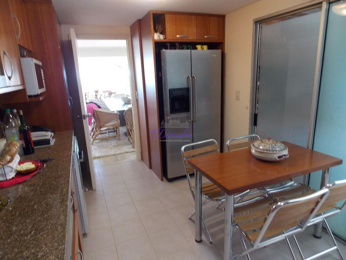 Apartamento ID.34 - Venta y Alquiler temporario Apartemento de 3 dormitorios y dependencia Playa Mansa, Punta del Este.