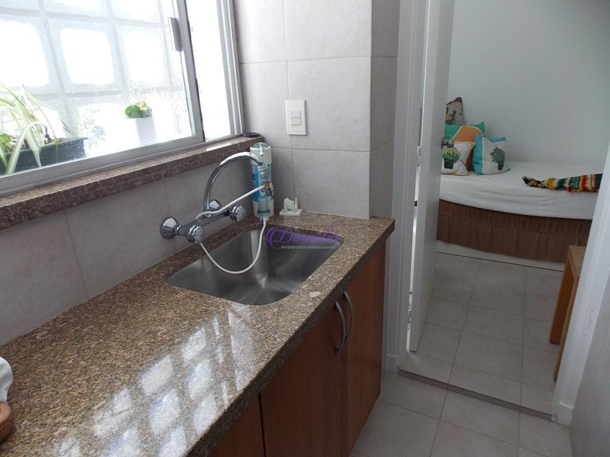 Apartamento ID.34 - Venta y Alquiler temporario Apartemento de 3 dormitorios y dependencia Playa Mansa, Punta del Este.