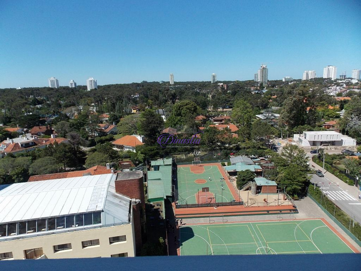 Apartamento ID.34 - Venta y Alquiler temporario Apartemento de 3 dormitorios y dependencia Playa Mansa, Punta del Este.