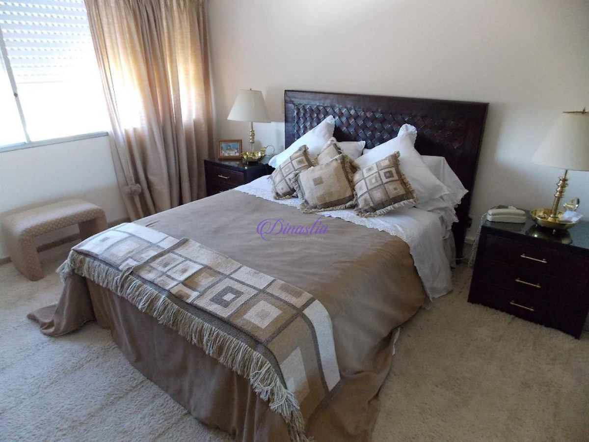 Apartamento ID.34 - Venta y Alquiler temporario Apartemento de 3 dormitorios y dependencia Playa Mansa, Punta del Este.