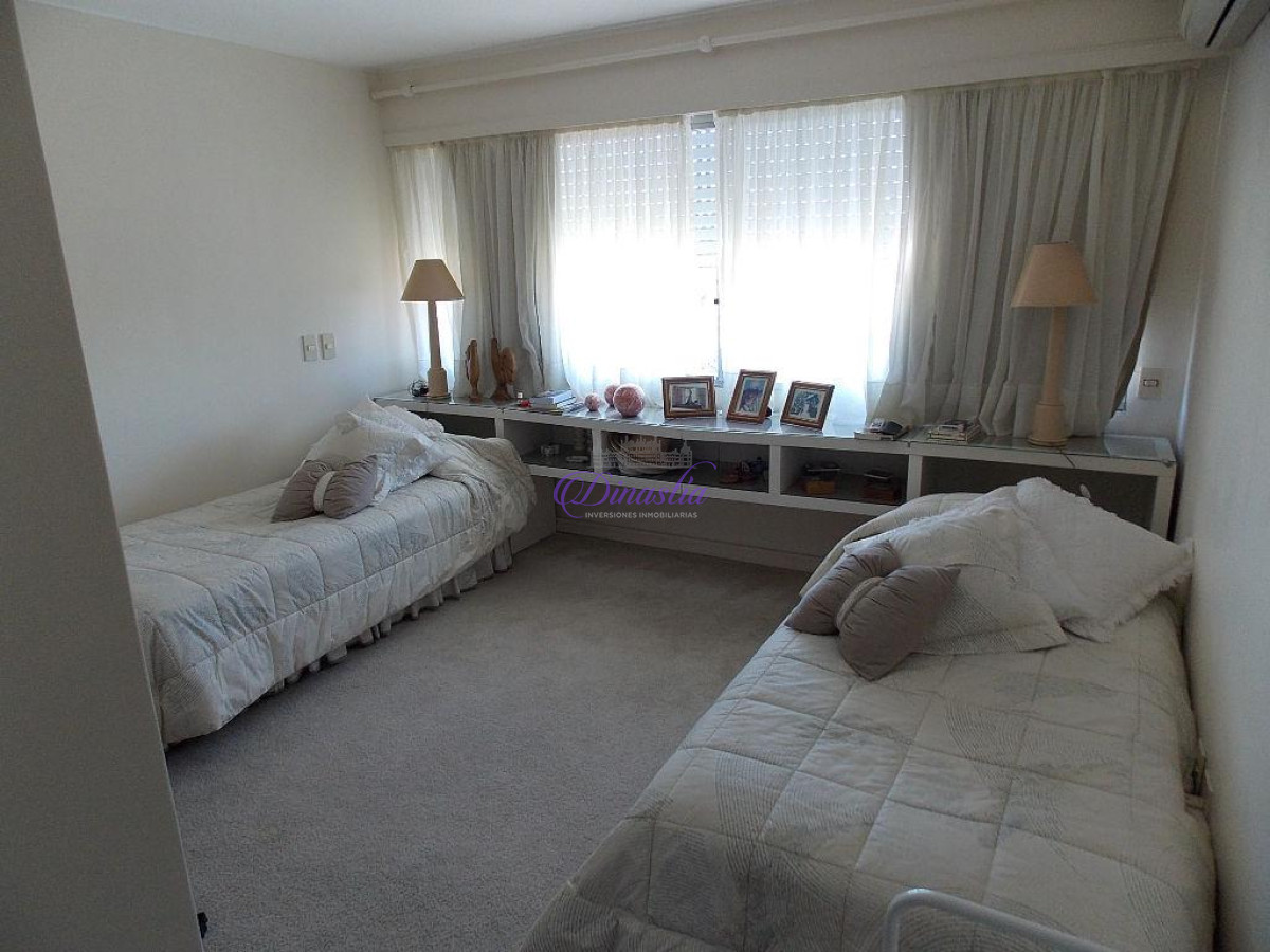 Apartamento ID.34 - Venta y Alquiler temporario Apartemento de 3 dormitorios y dependencia Playa Mansa, Punta del Este.