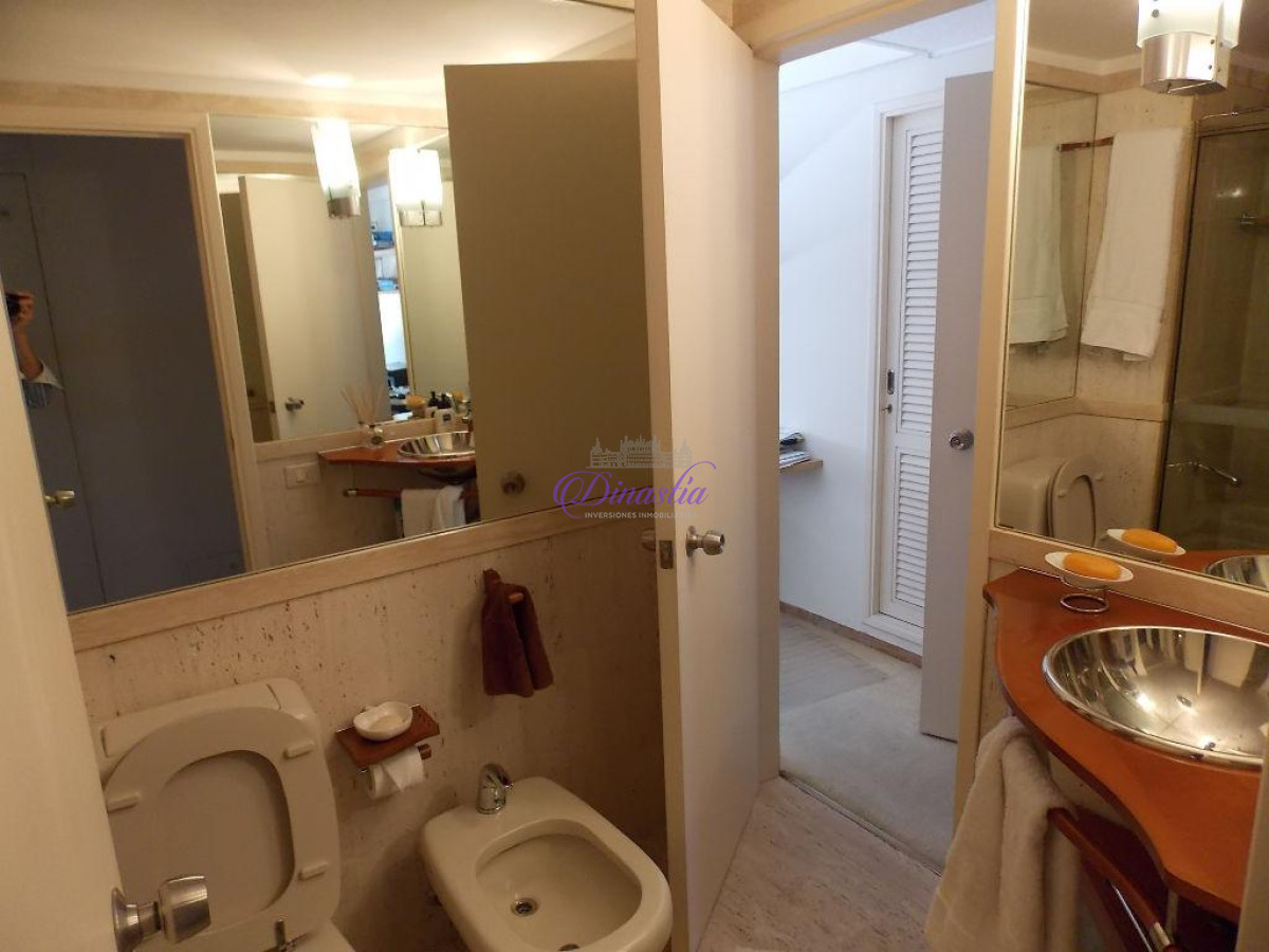 Apartamento ID.34 - Venta y Alquiler temporario Apartemento de 3 dormitorios y dependencia Playa Mansa, Punta del Este.