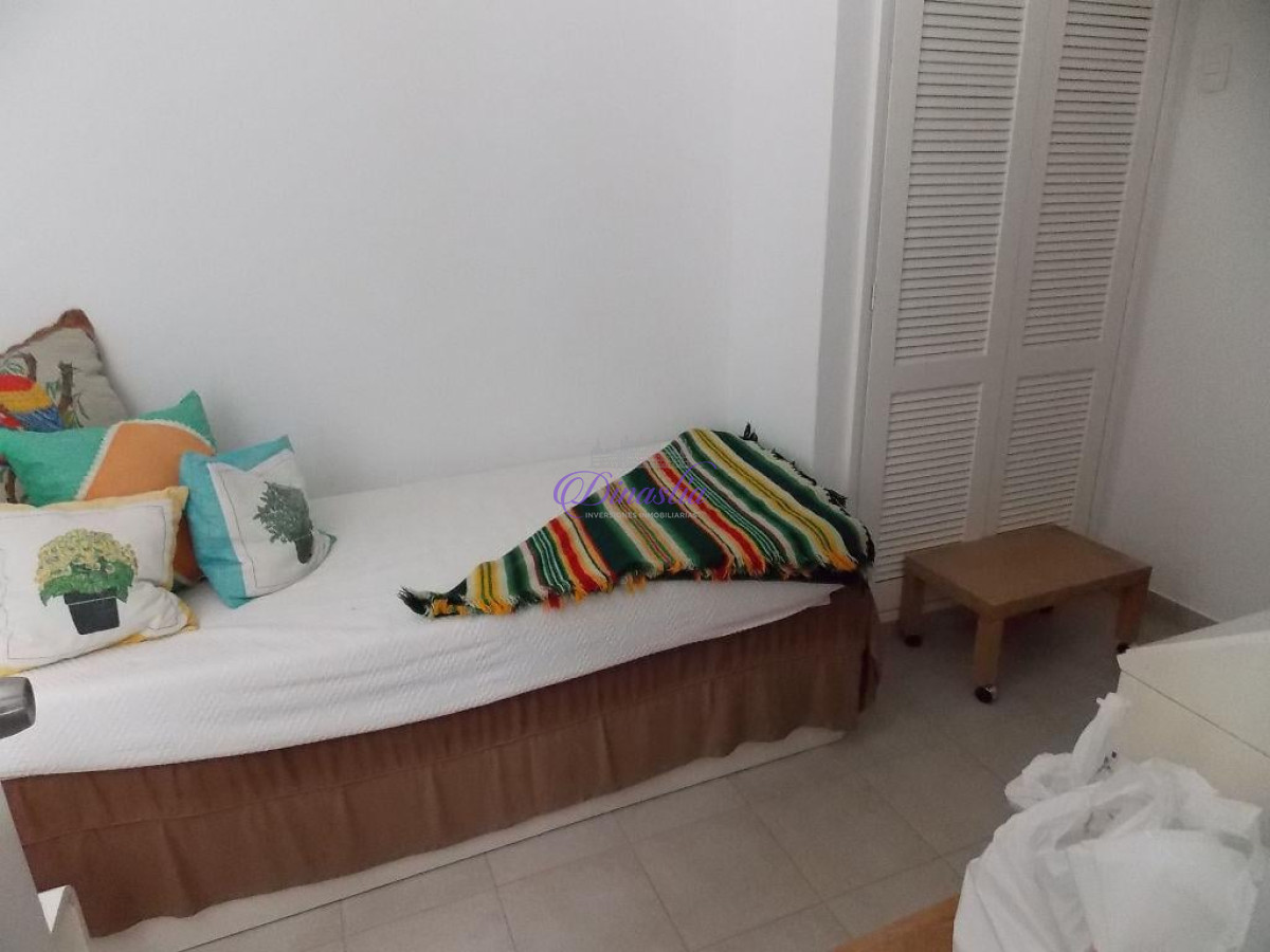 Apartamento ID.34 - Venta y Alquiler temporario Apartemento de 3 dormitorios y dependencia Playa Mansa, Punta del Este.