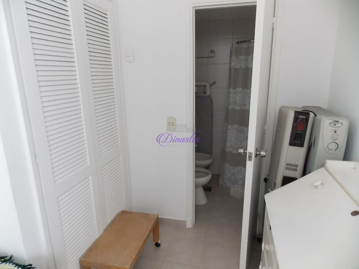 Apartamento ID.34 - Venta y Alquiler temporario Apartemento de 3 dormitorios y dependencia Playa Mansa, Punta del Este.