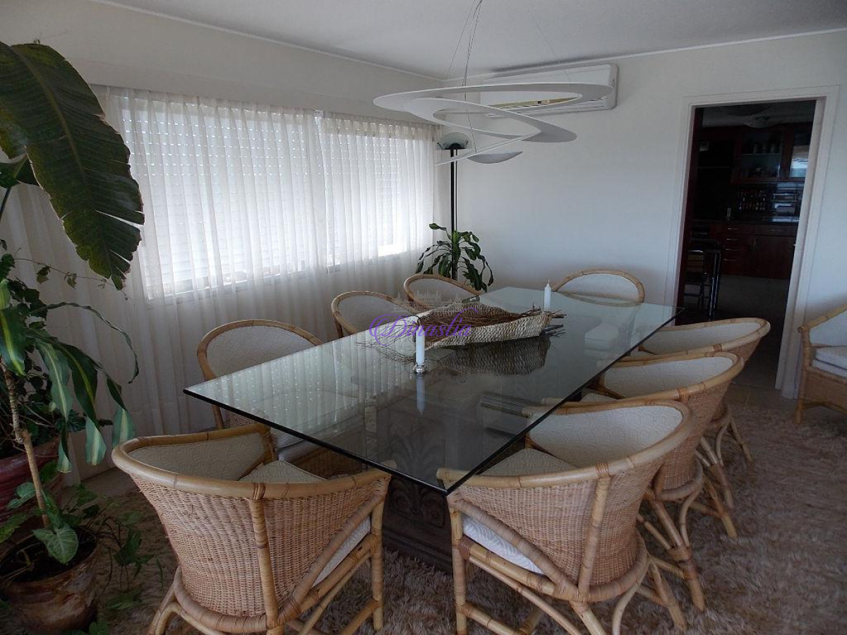 Apartamento ID.34 - Venta y Alquiler temporario Apartemento de 3 dormitorios y dependencia Playa Mansa, Punta del Este.