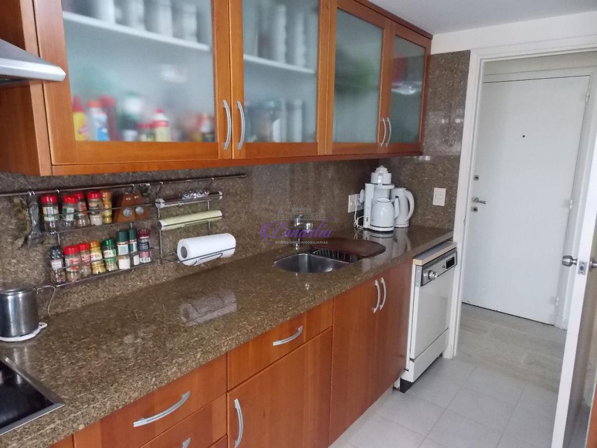 Apartamento ID.34 - Venta y Alquiler temporario Apartemento de 3 dormitorios y dependencia Playa Mansa, Punta del Este.