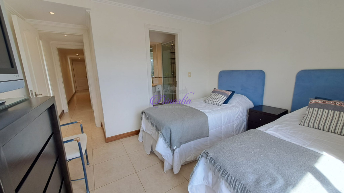 Apartamento ID.405 - Alquiler temporal Penthouse de 4 dormitorios en primera linea de Playa Brava, Punta del Este.