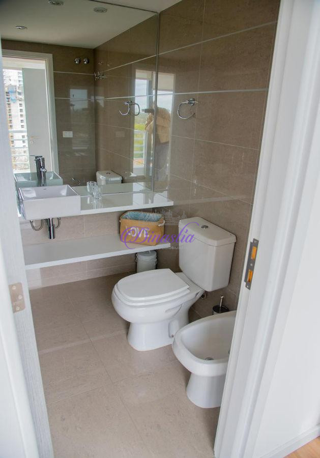 Apartamento ID.38 - Venta y Alquiler temporario Apartamento de 2 dormitorios en Playa Mansa, Punta del Este.