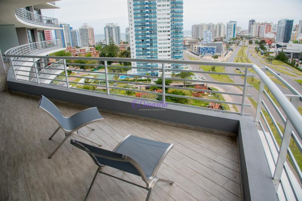 Apartamento ID.38 - Venta y Alquiler temporario Apartamento de 2 dormitorios en Playa Mansa, Punta del Este.