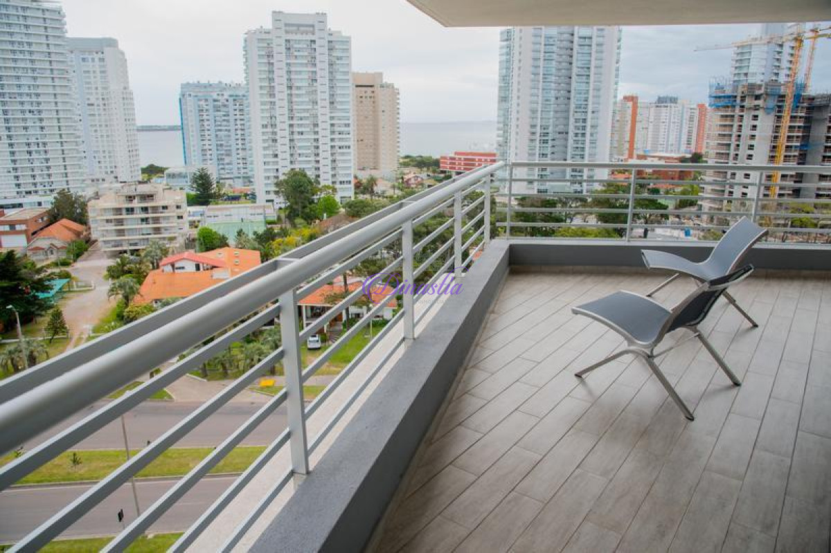 Apartamento ID.38 - Venta y Alquiler temporario Apartamento de 2 dormitorios en Playa Mansa, Punta del Este.