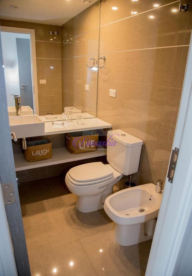 Apartamento ID.38 - Venta y Alquiler temporario Apartamento de 2 dormitorios en Playa Mansa, Punta del Este.