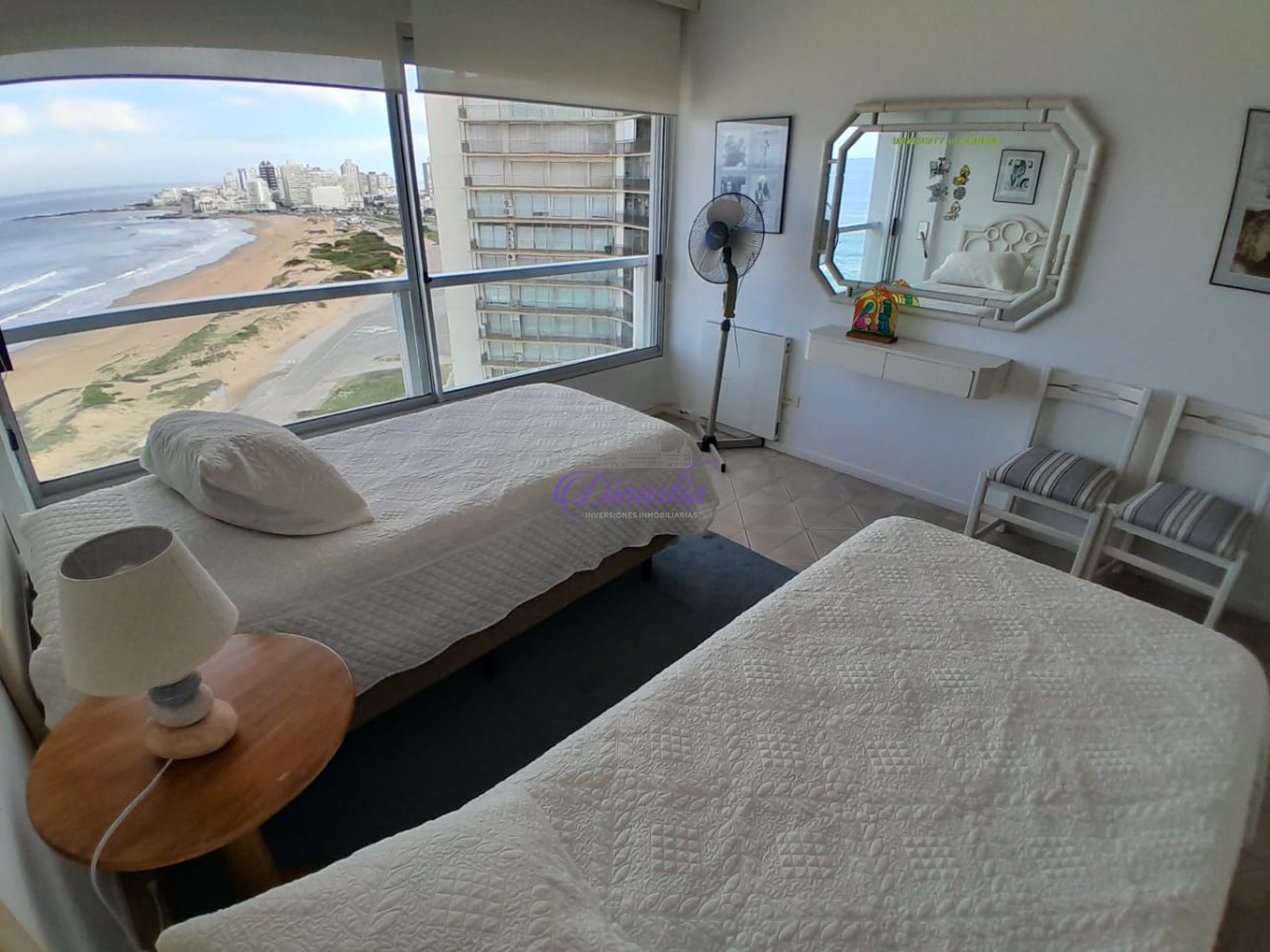Apartamento ID.189 - Venta Apartamento de 3 dorm y dependencia en Playa Brava, Punta del Este.