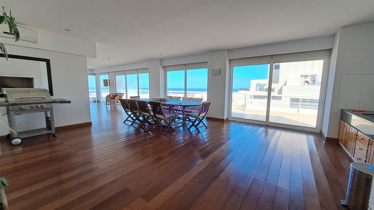 Apartamento ID.405 - Alquiler temporal Penthouse de 4 dormitorios en primera linea de Playa Brava, Punta del Este.
