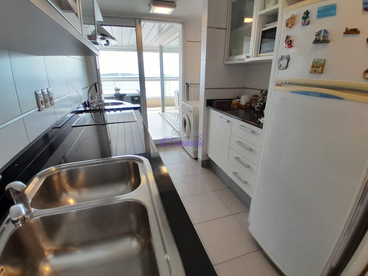 Apartamento ID.188 - Alquiler Temporario Apartamento de 2 dormitorios en Playa Mansa, Punta del Este.