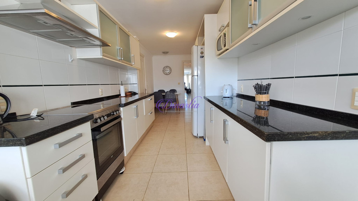 Apartamento ID.405 - Alquiler temporal Penthouse de 4 dormitorios en primera linea de Playa Brava, Punta del Este.