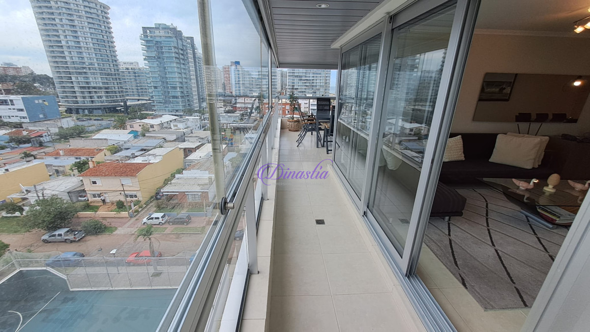 Apartamento ID.28 - Venta Apartamento de 3 dormitorios y dependencia en Playa Mansa, Punta del Este.
