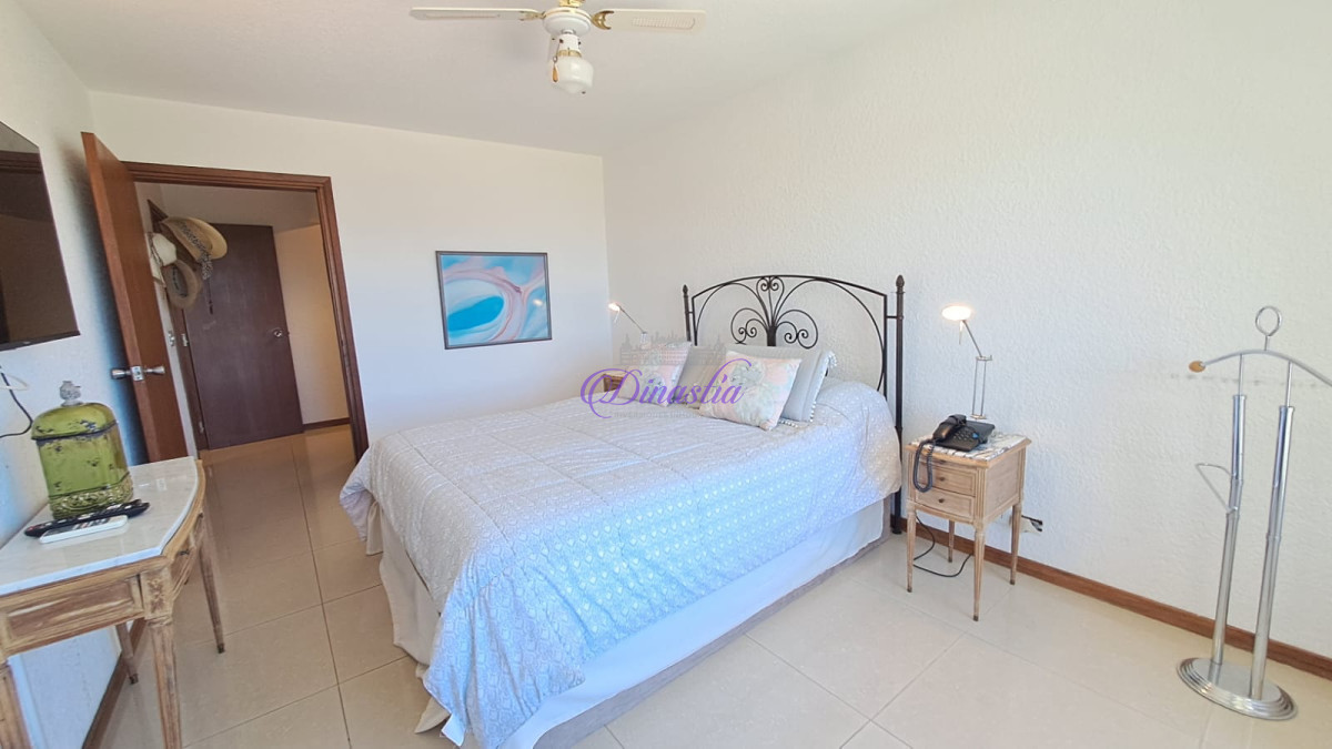 Apartamento ID.437 - Alquiler temporario Apartamento 3 dormitorios frente al mar en Playa Mansa, Punta del Este