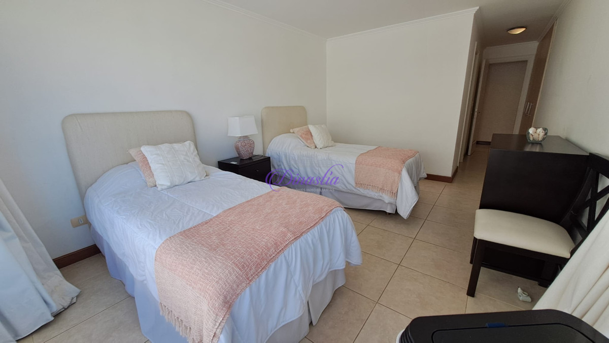 Apartamento ID.405 - Alquiler temporal Penthouse de 4 dormitorios en primera linea de Playa Brava, Punta del Este.