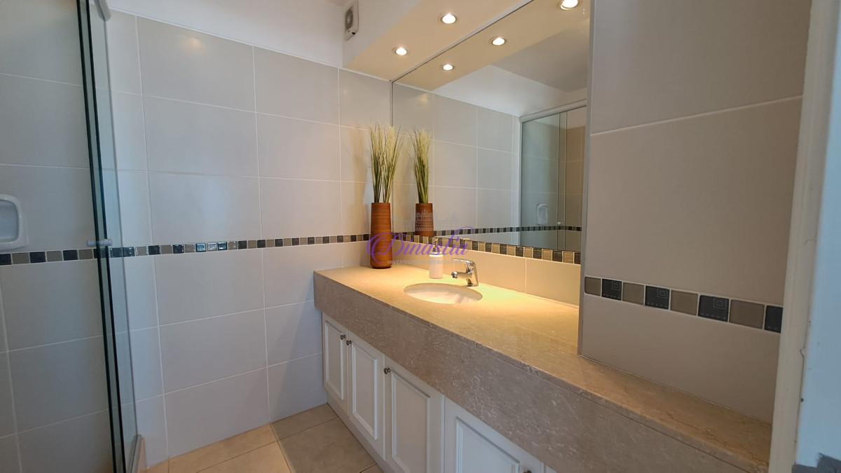 Apartamento ID.405 - Alquiler temporal Penthouse de 4 dormitorios en primera linea de Playa Brava, Punta del Este.