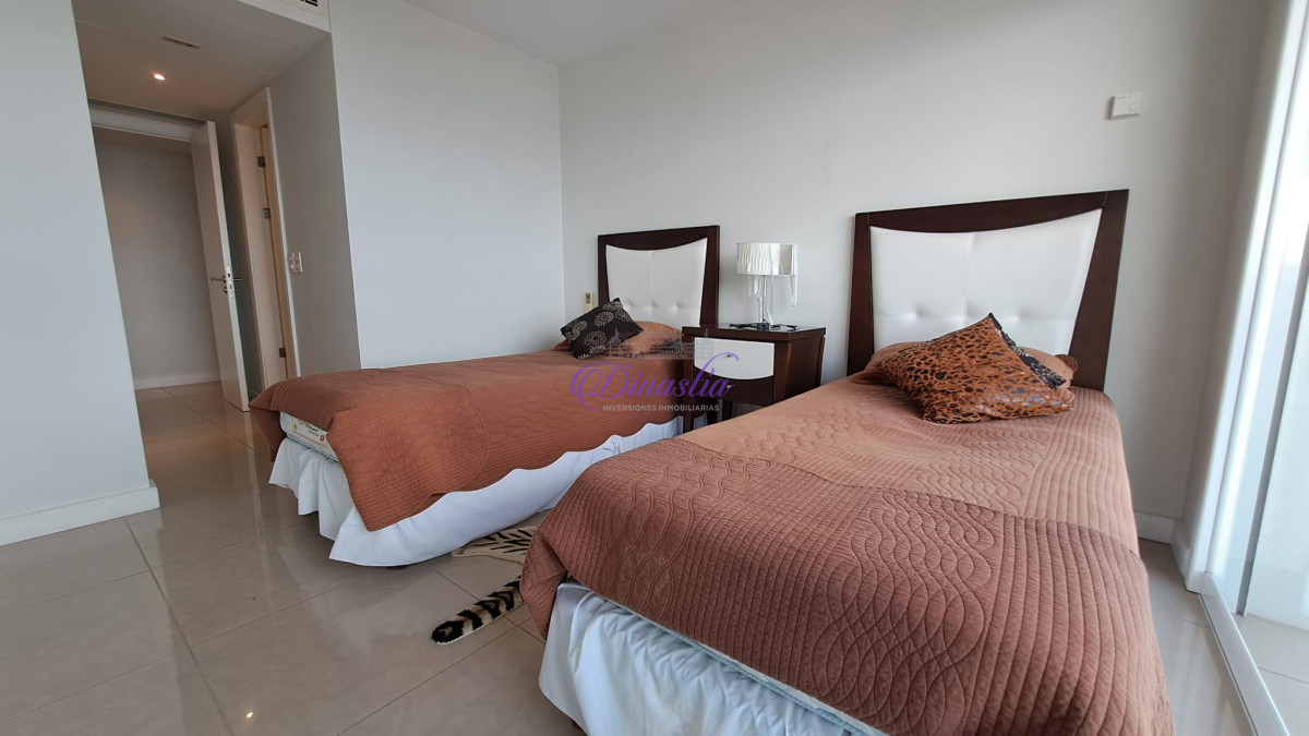 Apartamento ID.196 - Alquiler Apartamento 3 dormitorios en Playa Mansa, Punta del Este.