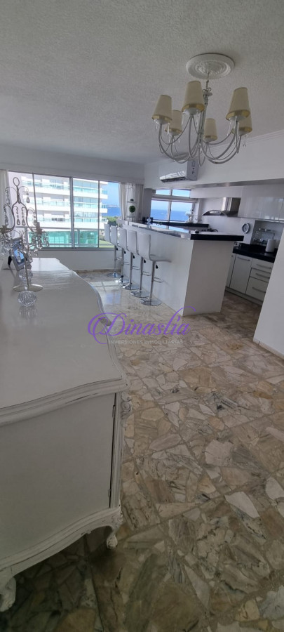 Apartamento ID.423 - Alquiler temporario Apartamento 2 y medio dormitorios mas dependencia en Playa Mansa, Punta del Este.