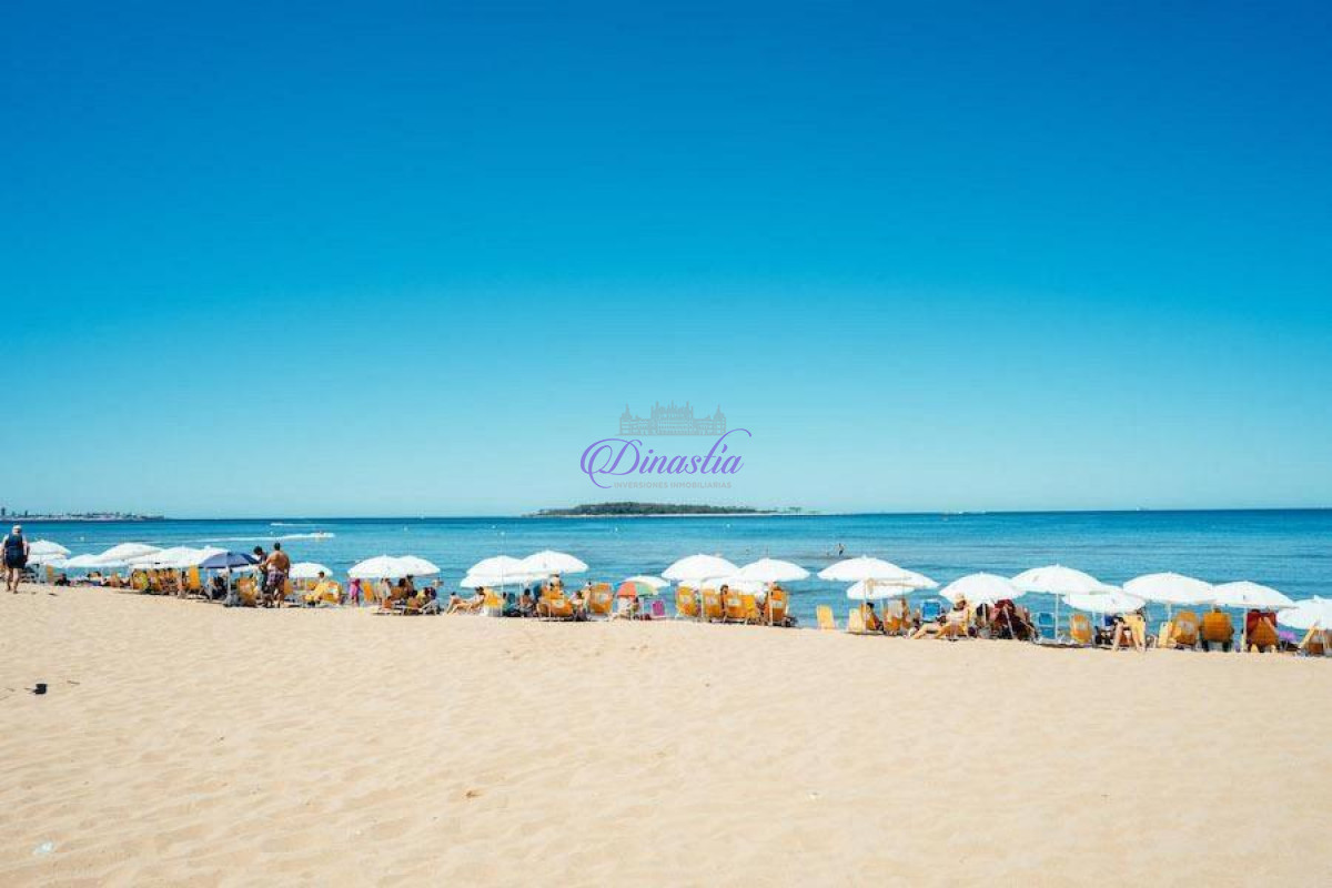 Apartamento ID.423 - Alquiler temporario Apartamento 2 y medio dormitorios mas dependencia en Playa Mansa, Punta del Este.